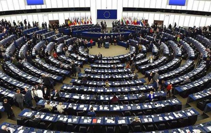 Avropa: Tramp olduqca təhlükəli bir oyun oynayır