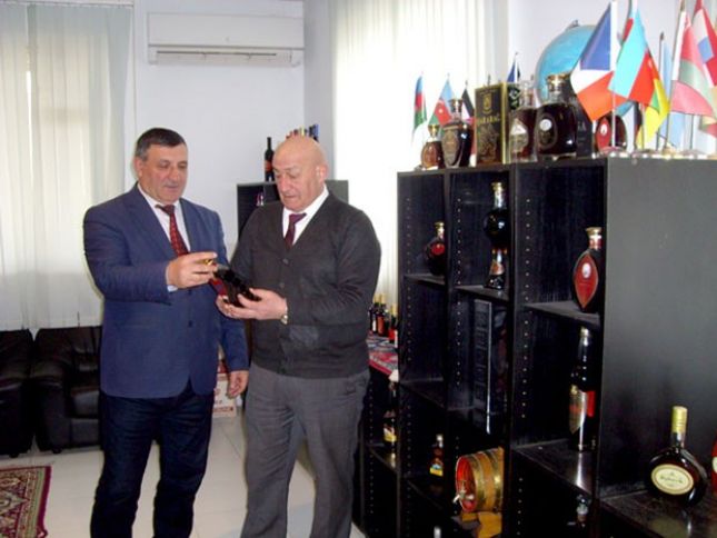 "Bir şüşə qab üçün 3 manat ödəyirik"