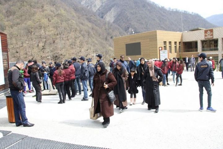 Azərbaycanlılar xaricdə 2,7 milyard, xaricilər Azərbaycanda 3 milyard dollar xərcləyib – PROFİSİT