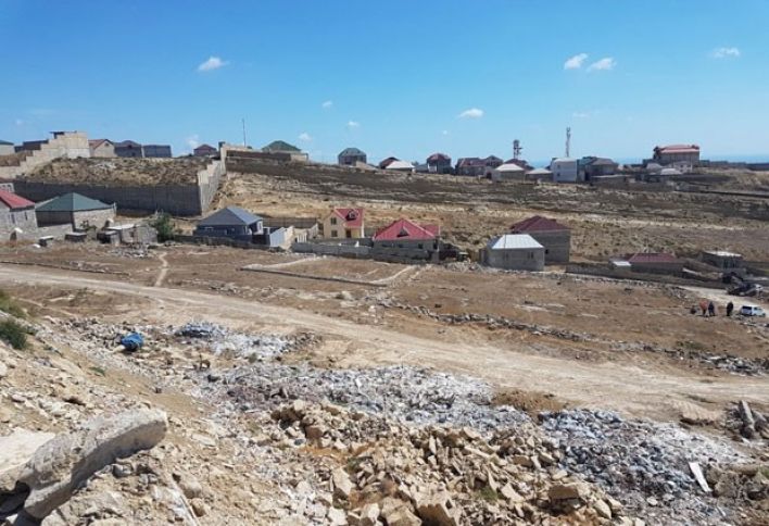 Badamdarda evlərin divarlarında yeni çatlar qeydə alınıb