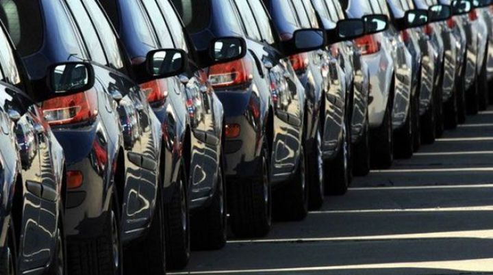 Dekabrda avtomobil idxalı ilin rekordunu qırıb - AKSİZ QALXMAMIŞ AVTOMOBİL DAŞINIB