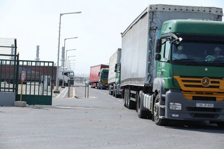 Gömrük-keçid məntəqələrindəki yük maşınlarının sayı ilə bağlı məlumatlandırma xidmətinə başlanıb