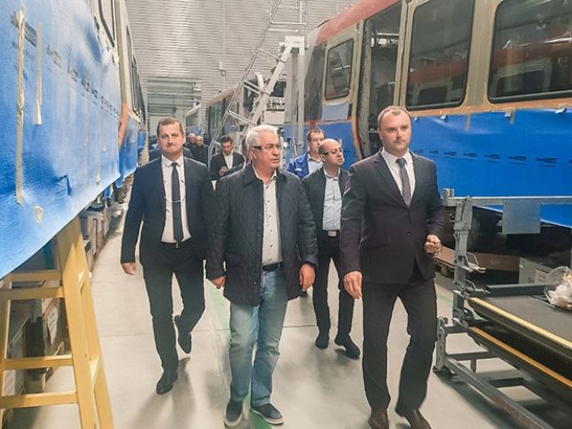 Cavid Qurbanov zavodda olub, Azərbaycan üçün yığılan qatarlara baxıb