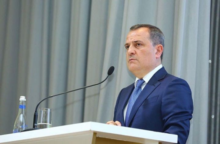 Nazir 1000 manatdan çox maaş alan müəllimlərin sayını açıqladı