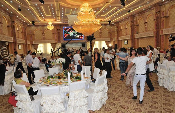 Daha 3  şadlıq sarayı pandemiya tələblərini pozdu