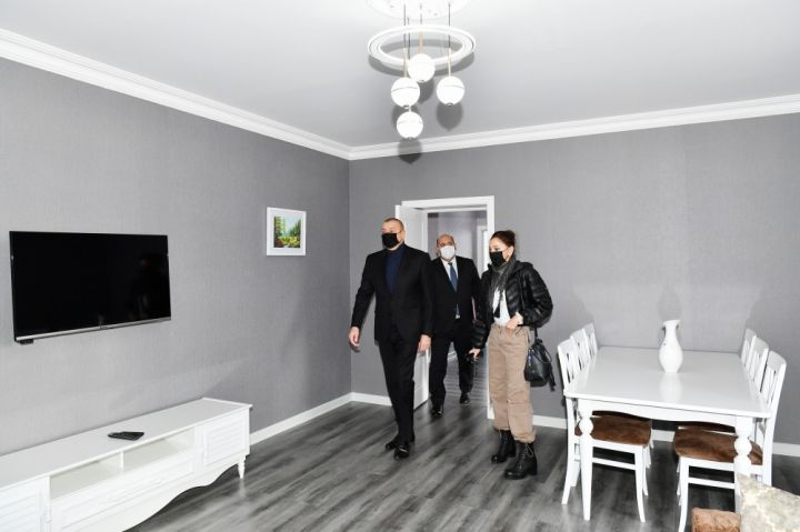 Prezident  və birinci xanım Suqovuşanda bərpa olunan ilk fərdi yaşayış məhəlləsində olub