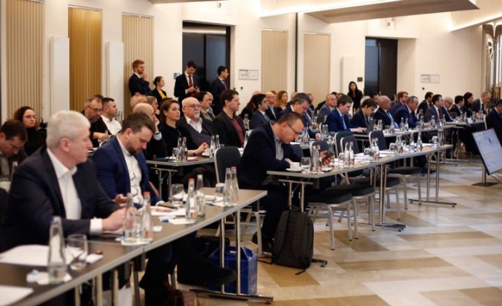 Azərbaycanın nazir müavini Çexiyanın avtomobil istehsalçılarının təmsilçiləri ilə görüşüb