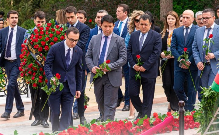 "Muğanbank"ın əməkdaşları Fəxri Xiyabanda Ulu Öndər Heydər Əliyevin xatirəsini yad ediblər