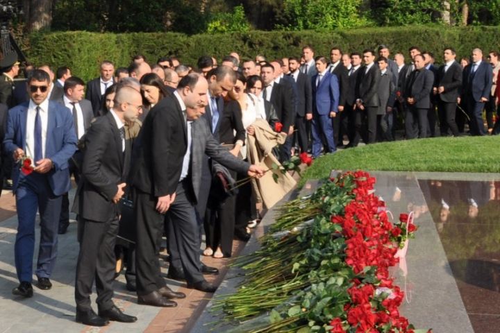 “AFB Bank” rəhbərliyi Heydər Əliyevin məzarını ziyarət edib