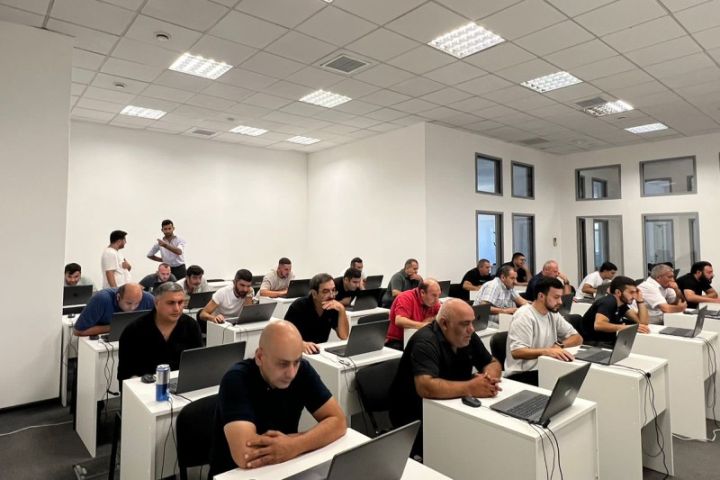 Taksi sürücüləri imtahan verib, şəhadətnamə aldılar - Tələsin, oktyabrın 1-dək müraciət edin