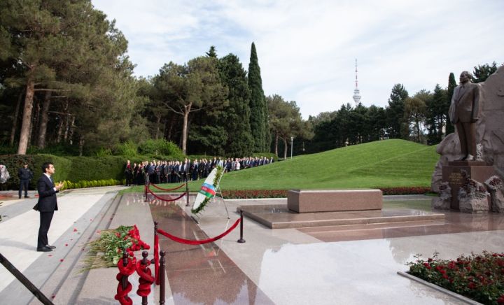 “Azərsun Holdinq”in rəhbər heyəti Ulu Öndərin məzarını ziyarət edib