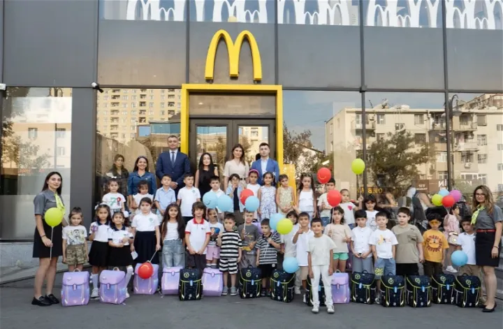 “McDonald’s Azərbaycan” şəhid ailələrindən olan birinci sinif şagirdlərini məktəb ləvazimatları ilə təmin etdi – FOTO